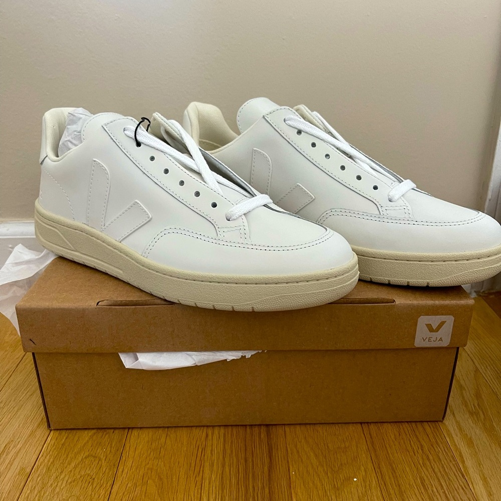VEJA V-12 Low Top Sneakers. Size US 8